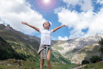 Niña disfrutando de la montaña
