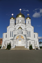 Fototapeta na wymiar White Stone Orthodox temple with golden domes