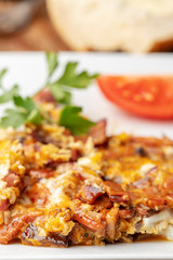 Nahaufnahme von Rührei mit Speck