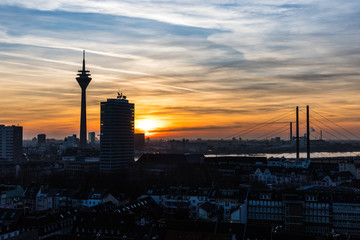 Naklejka premium Rheinturm Düsseldorf Rhein Himmel Skyline