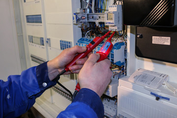 Elektriker misst die Stromspannumg