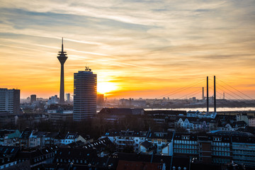 Sonnenuntergang D&uuml;sseldorf Rhein Rheinturm