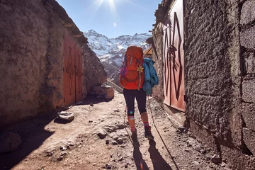 Zelfklevend Fotobehang Toeristenmeisje backpacker op de wandeling naar het Atlasgebergte in Marokko, Afrika © Lukas