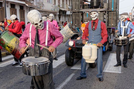 Rythme et musique pendant le d&eacute;fil&eacute; du carnaval de Cayenne en Guyane fran&ccedil;aise