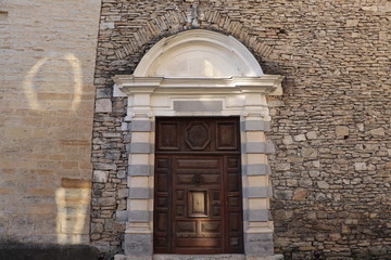 Fototapeta na wymiar CLOITRE DES AUGUSTINS - VILLAGE MEDIEVAL DE CREMIEU - ISERE - RHONE ALPES