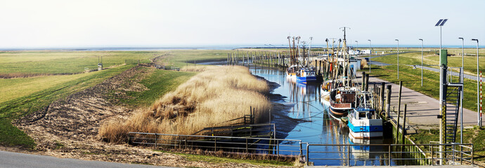 Krabbenkutter im idyllischen Kutterhafen an der Nordseeküste, Panorama