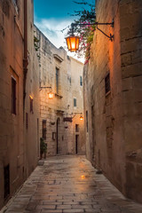 Fototapeta premium Mdina, Malta: picturesque narrow street of medieval town