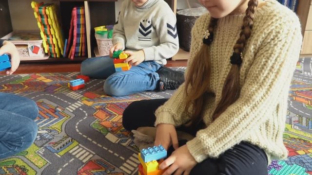 children play with the designer of the cubes