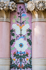 Colonne décorée en mosaïques, architecture de Barcelone