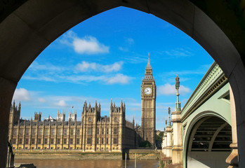 Fototapeta na wymiar big ben in london framed by the arch of a bridge