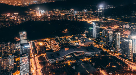Obraz premium A bird's eye view of the urban architecture at night..