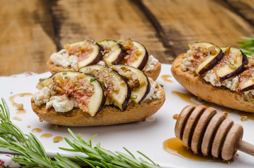 Swedish toasts with figs, cheese, rosemary, honey and walnuts