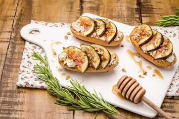 Swedish toasts with figs, cheese, rosemary, honey and walnuts