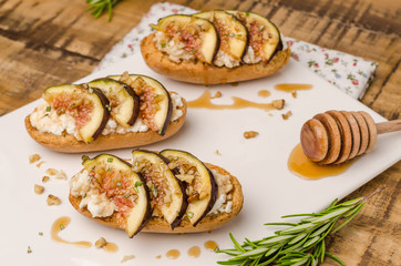 Swedish toasts with figs, cheese, rosemary, honey and walnuts