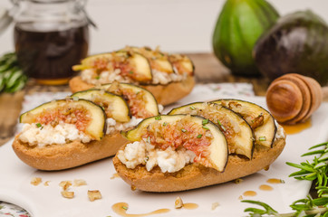 Swedish toasts with figs, cheese, rosemary, honey and walnuts