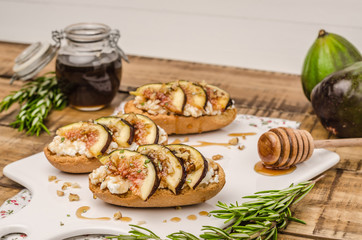 Obraz na płótnie Canvas Swedish toasts with figs, cheese, rosemary, honey and walnuts