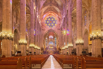 PALMA DE MALLORCA, SPAIN - JANUARY 30, 2019: The nave of cathedral La Seu. - obrazy, fototapety, plakaty