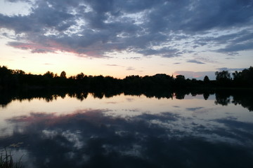 Fototapeta premium See lake Spiegelung reflection Natur nature Wolken clouds cloudy Bäume Landschaft landscape