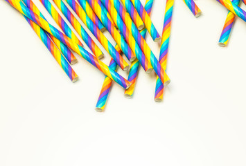Naklejka premium Disposable colorful paper straws on white background