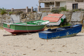Fototapeta na wymiar wooden fishing boat dries ashore