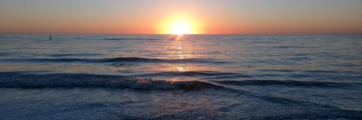 Photo sur Plexiglas Clearwater Beach, Floride Sunset with waves on beach
