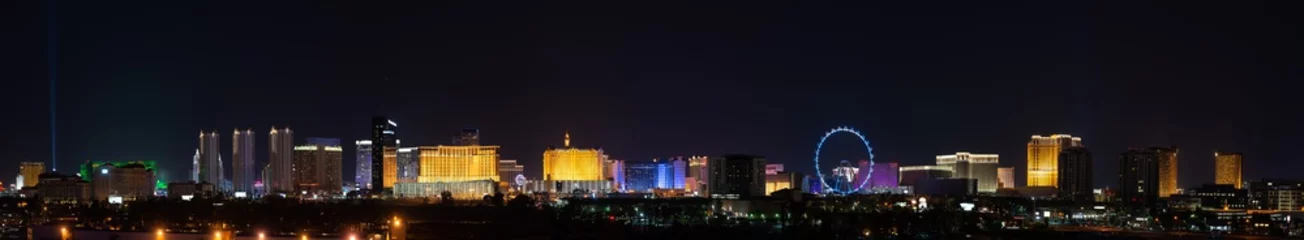 Foto op Plexiglas Ultrawide Las Vegas City Lights Skyline Panoramisch Panorama van de stripcasino& 39 s en hotels © Dominic Gentilcore