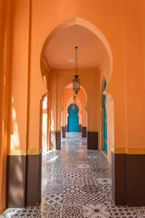 Schöner Flurkorridor im marokkanischen Architekturstil. Lampe, Fliesen und Gemälde sind im einzigartigen marokkanischen Stil gehalten. © pla2na