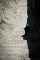 Fototapeta premium Starsza kobieta chodzenie po ulicach z laską
