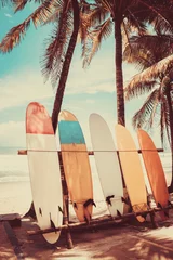 Schilderijen op glas Surfplank en palmboom op strandachtergrond. © tonktiti
