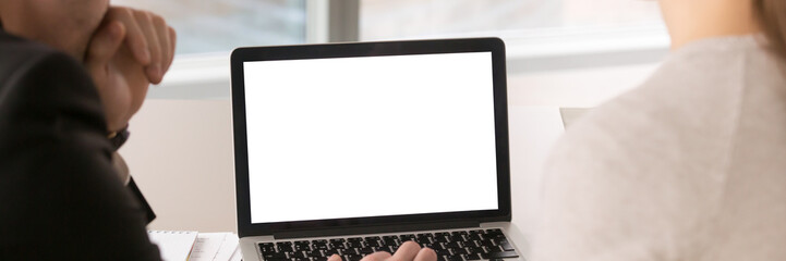 Obraz premium Horizontal image colleagues working on laptop with mockup blank screen