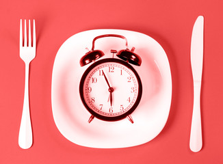Plate fork knife dinner time breakfast Living Coral trend color of the year 2019