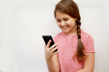 girl on a light background holding a black phone Выделите текст, чтобы посмотреть примеры