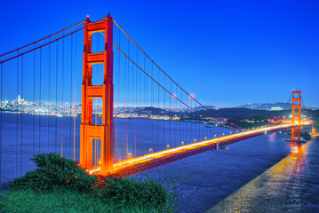 Panorama of the Gold Gate Bridge and San Francisco city at night, California.ставрпо