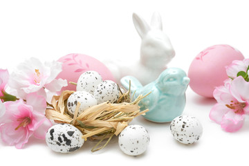 Wielkanoc jajka i ozdoby świąteczne na białym tle - obrazy, fototapety, plakaty