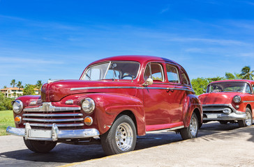 Amerikanische rot braune Oldtimer parken in Varadero Cuba unter blauen Himmel - Serie Kuba Reportage
