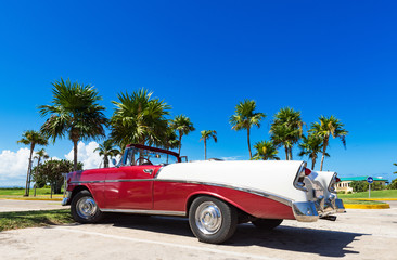 Amerikanischer rot weisser Cabriolet Oldtimer parkt in Varadero Cuba unter blauen Himmel - Serie...