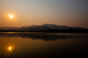 Obraz premium The sun is falling with Mountain view Beautiful reservoir