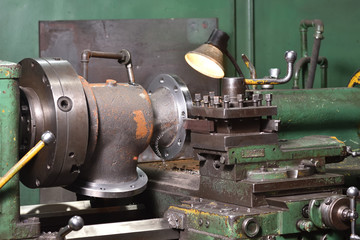 The body of the valve is installed on the old milling machine to cut the edges