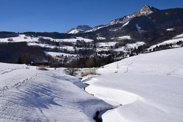 Fototapeta na wymiar Le vallon du Tournoud à Saint-Pancrasse sous un épais manteau de neige