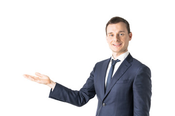 案内する男性