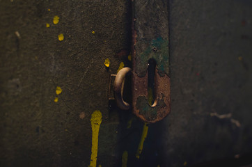 A detailed look at the rusty latch and lock on the front of the old toolbox. 