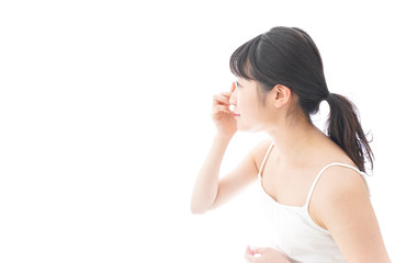 コンタクトレンズを装着する若い女性