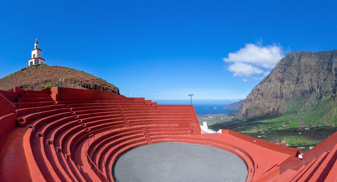 Ringkampfarena in La Frontera im El Golfo Tal auf der Insel El Hierro, Kanarische Inseln. Dar&uuml;ber steht der ber&uuml;hmte Glockenturm, Wahrzeichen des Ortes.