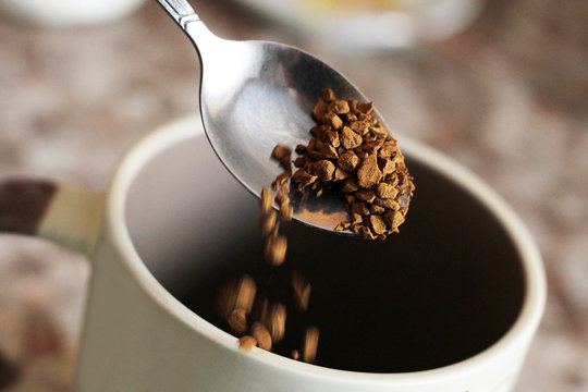 Freeze-dried coffee in a spoon and Cup
