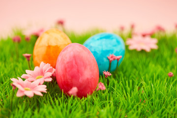 Bunte Ostereier im Frühling als Ostern Hintergrund