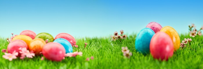 Bunte Ostereier zu Ostern als Panorama Header