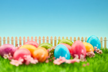 Bunte Ostereier liegen zu Ostern im Garten