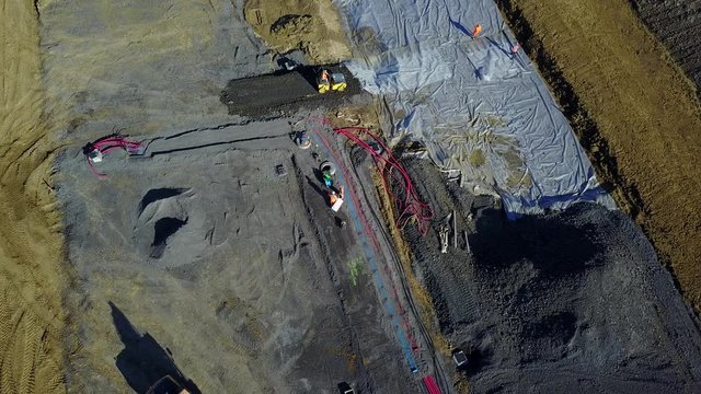 Vue a&eacute;rienne d'un chantier et d'engin en action