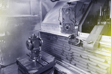 CNC machine automatically changes the nozzle for work. The CNC machine changes the nozzle to start drilling holes in the body of the valve