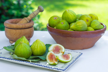 green figs open.